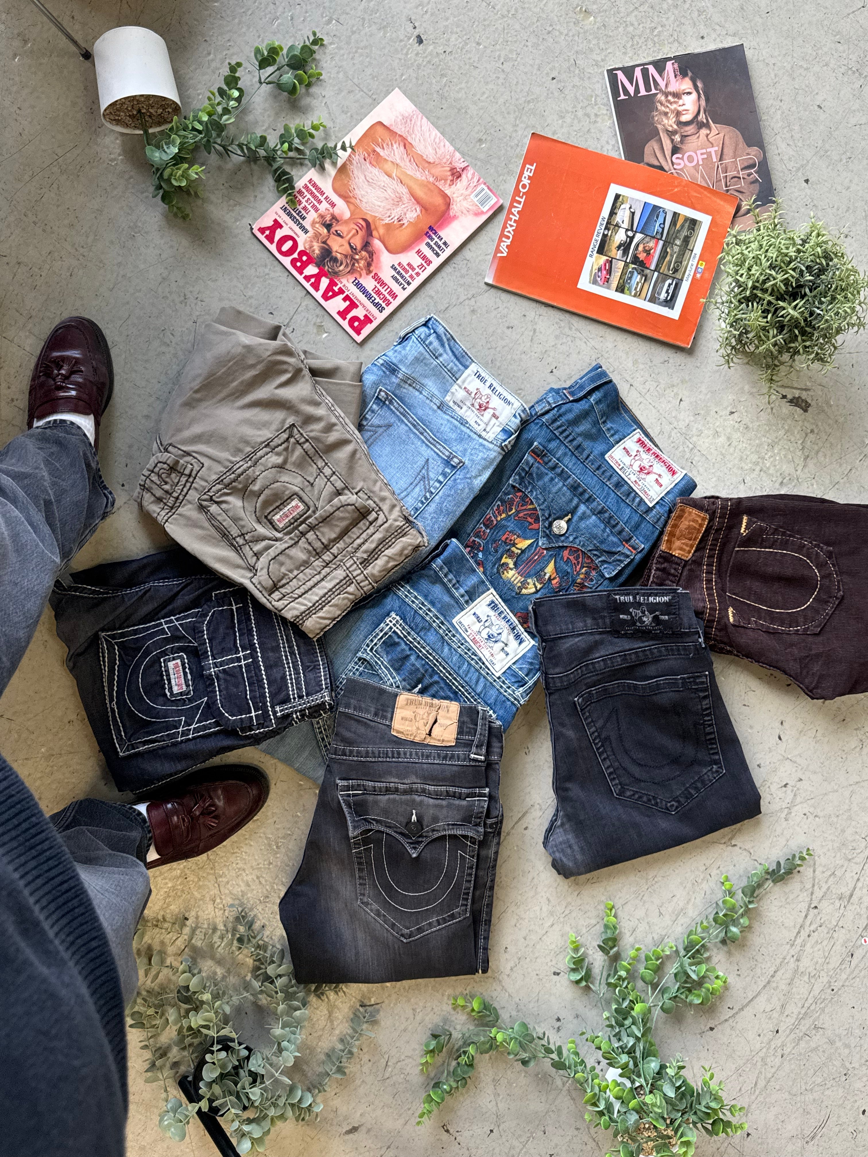 The Ultimate 2026 Guide to Thrifting Denim (And Styling It)